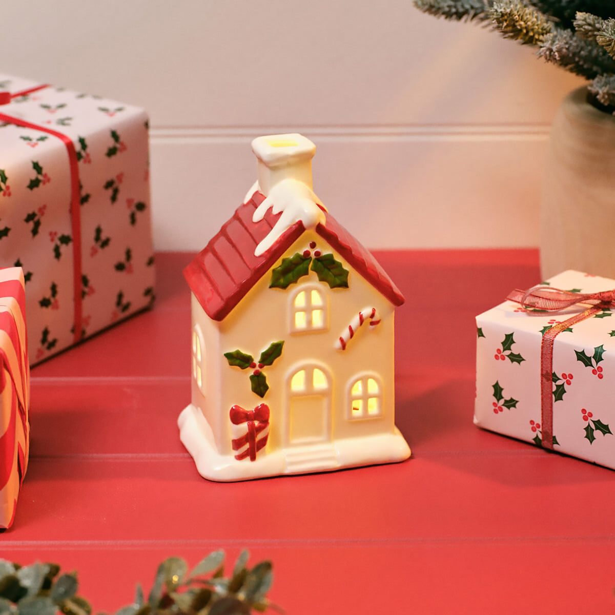 Christmas Hollies & Berries LED House | Large