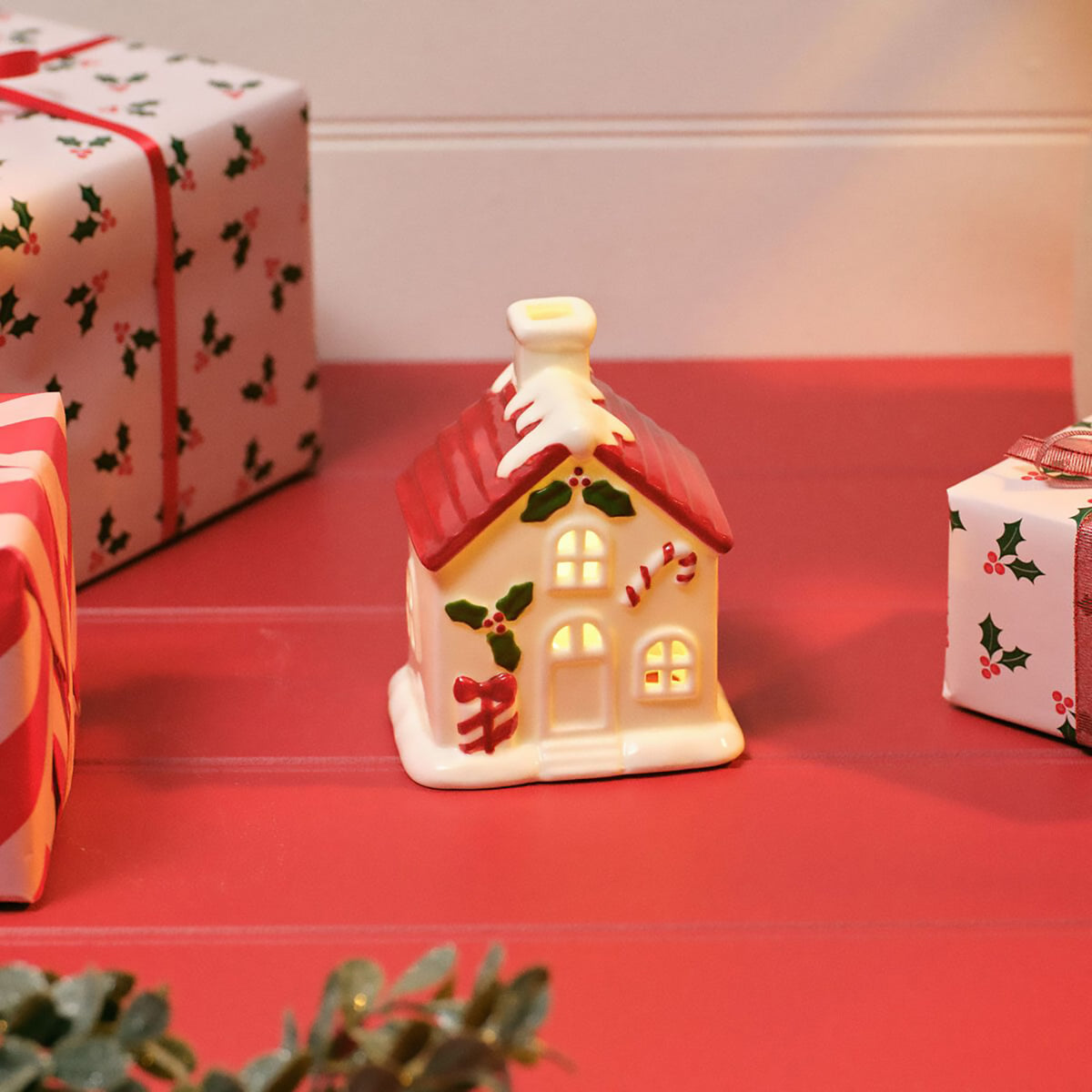 Christmas Hollies & Berries LED House | Small