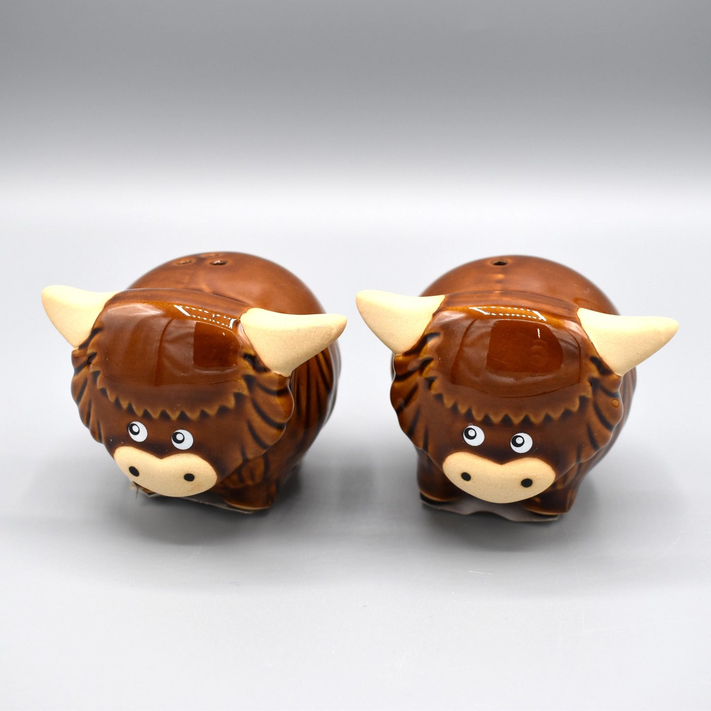 A pair of salt & pepper table shakers shaped like Highland Cows