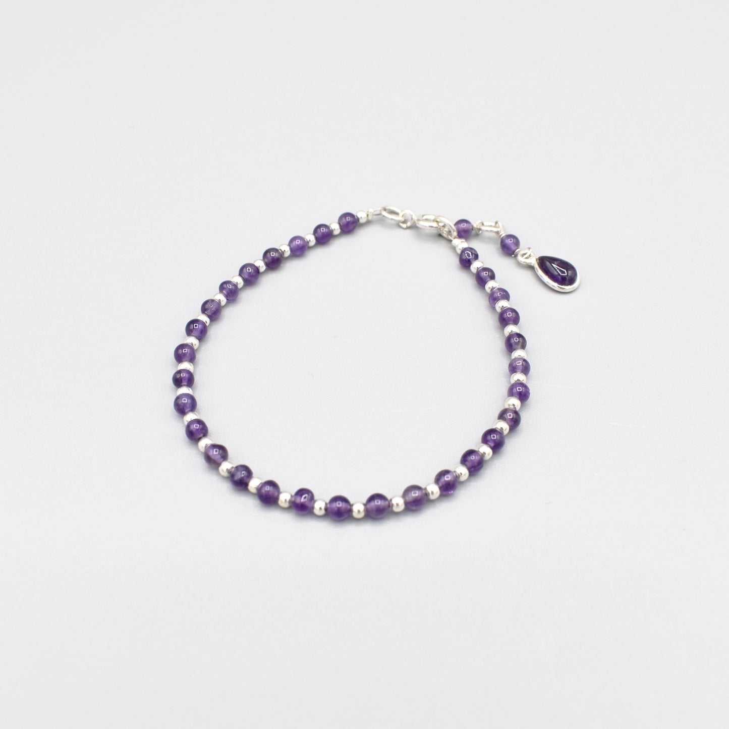 An alternating round silver and amethyst beaded bracelet