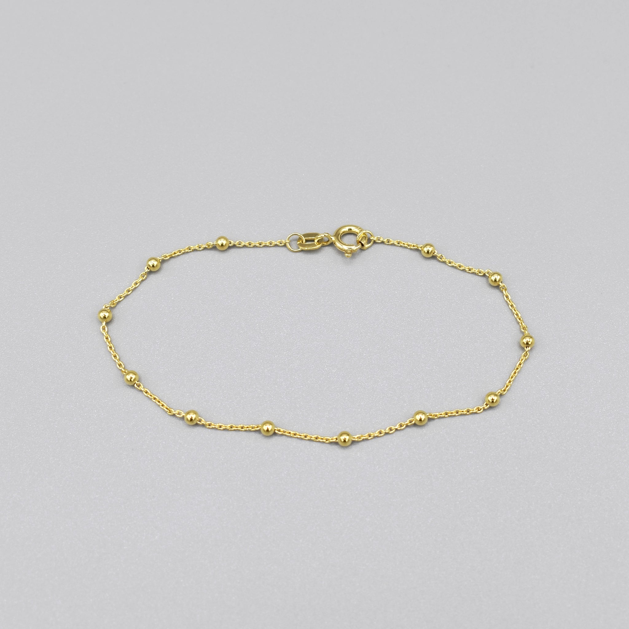 A yellow gold chain bracelet with little round ball details