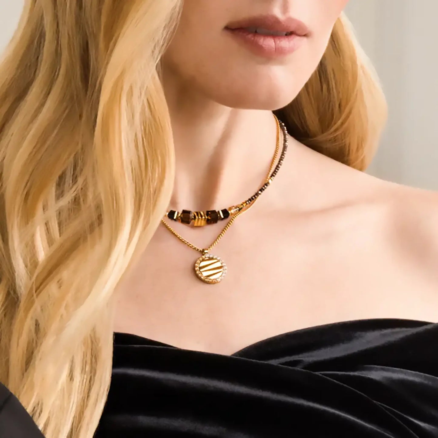 Round Waves Amulet Mini Beige Gold | Pendant