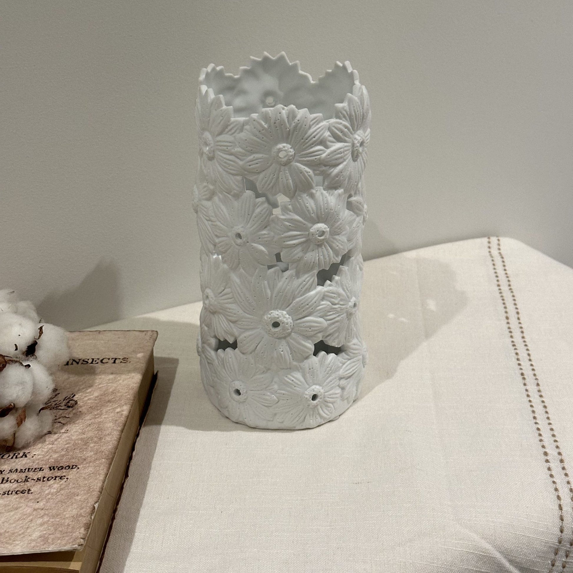 A porcelain lamp with 3D effect daisy flower design