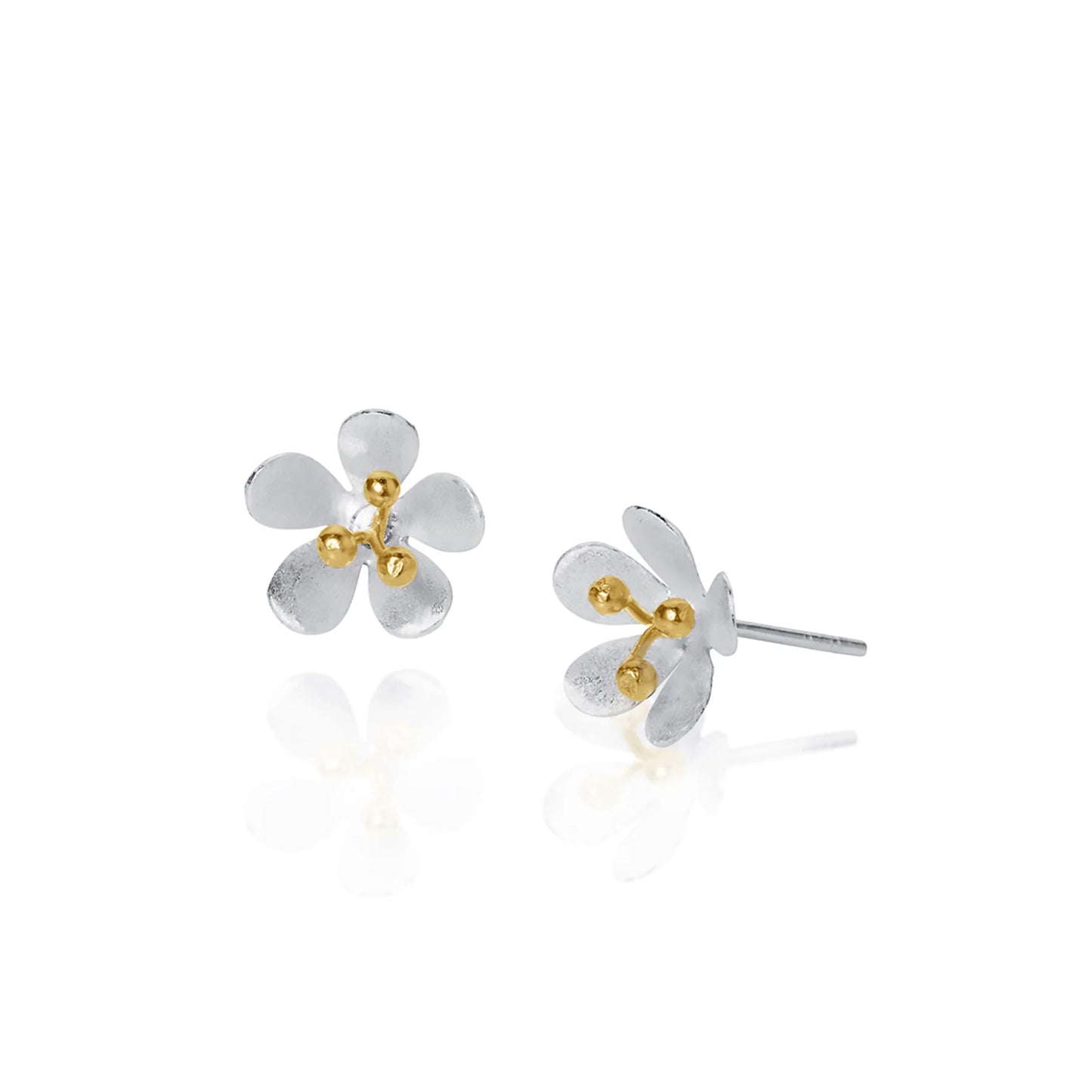 Satin finish daisy shaped stud earrings with gold stamen details