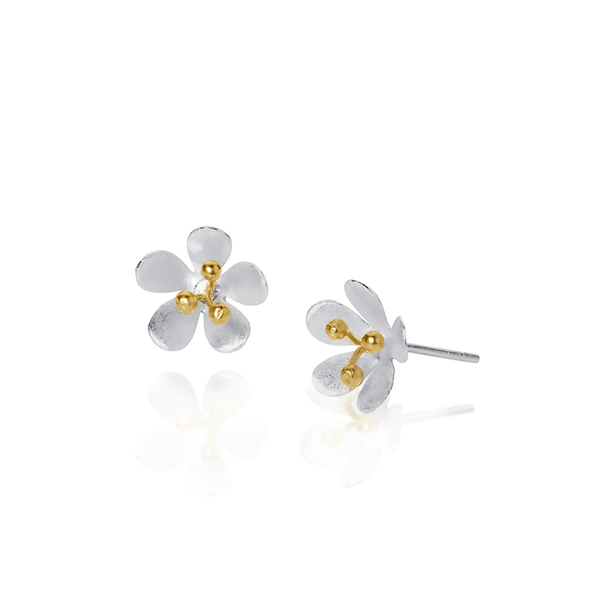 Satin finish daisy shaped stud earrings with gold stamen details