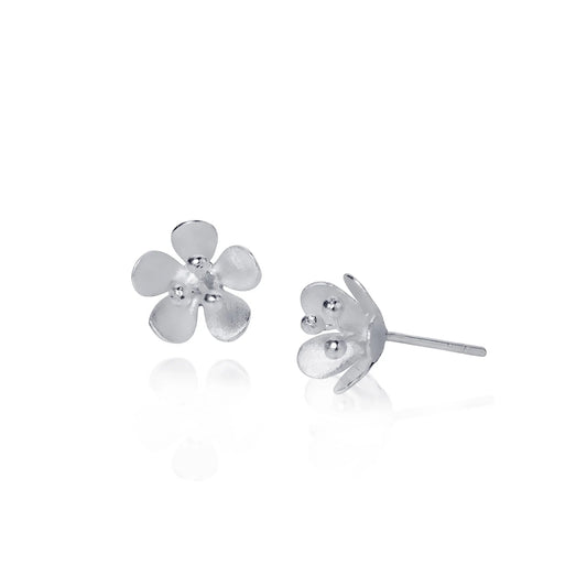 Satin finish daisy shaped stud earrings with stamen details