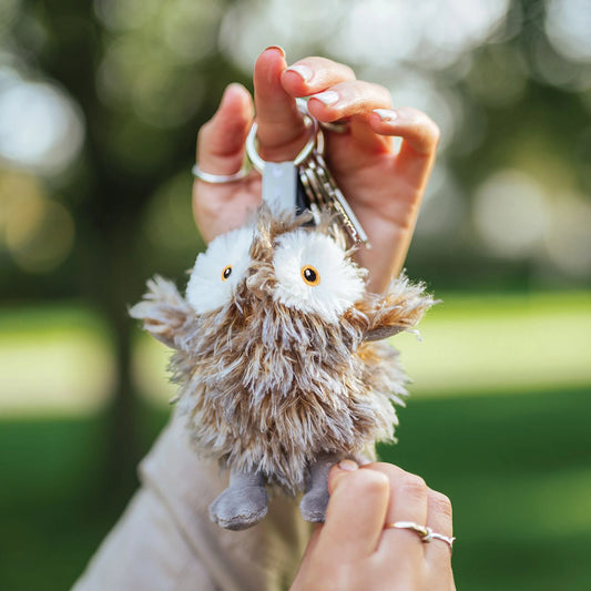 Model holding plush owl keyring