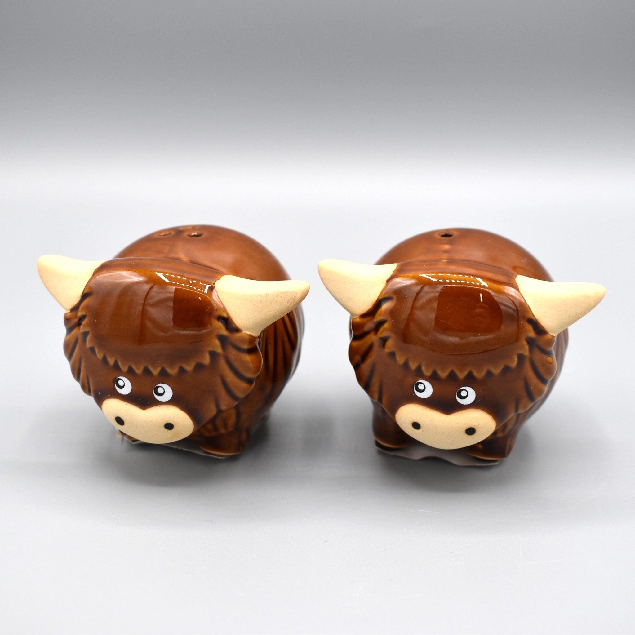 A pair of salt & pepper table shakers shaped like Highland Cows