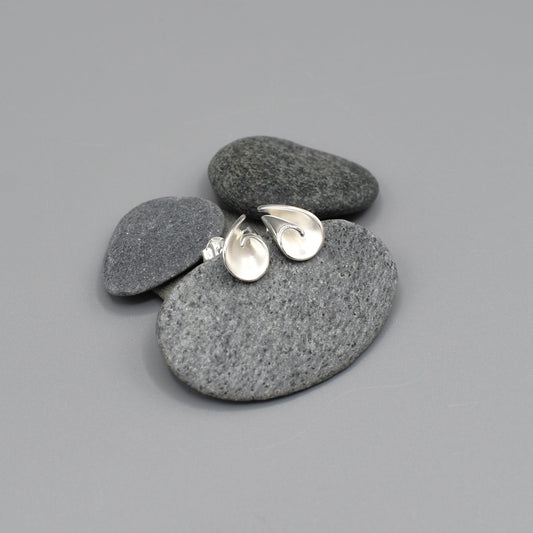 Curved silver stud earrings with twist shape and a polished and matt finish