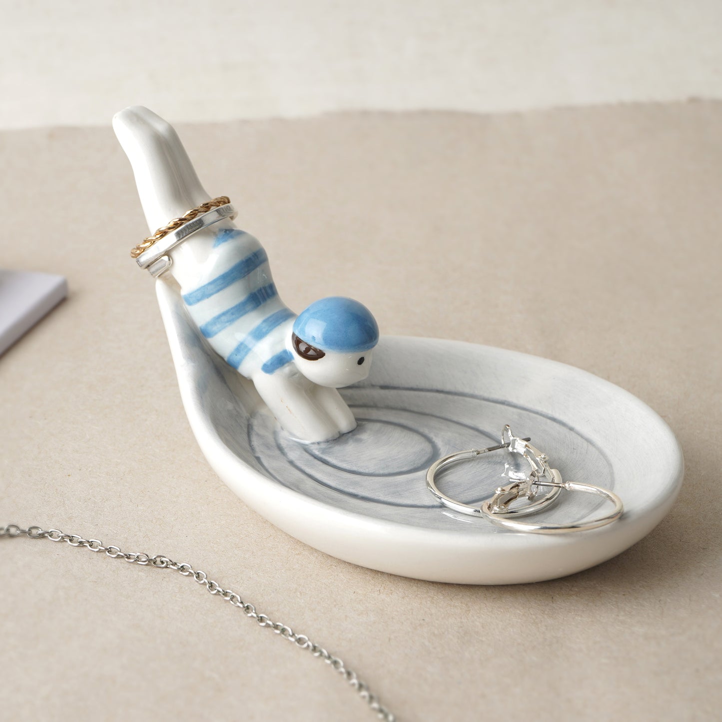 Lifestyle - ring dish with diver in striped blue swimsuit