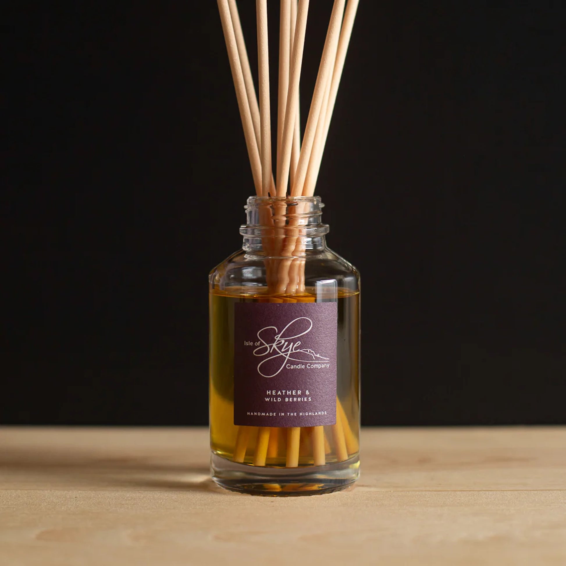 Heather and wild berries scented glass reed diffuser with light reeds