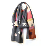 A reversible scarf with star pattern and a grey side and pink striped side